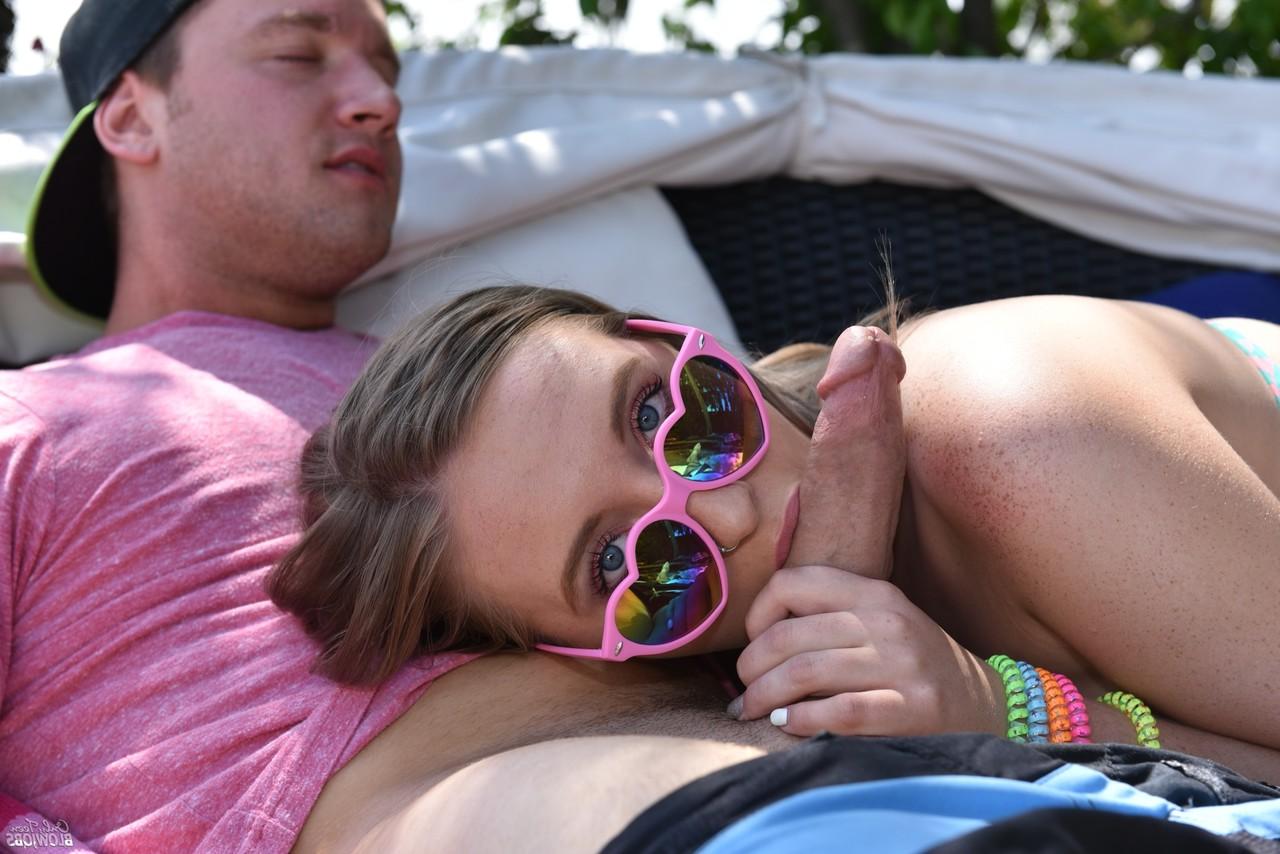20P A adolescente gostosa Harley Jade dá um boquete ao ar livre no pau e ganha uma gozada facial
