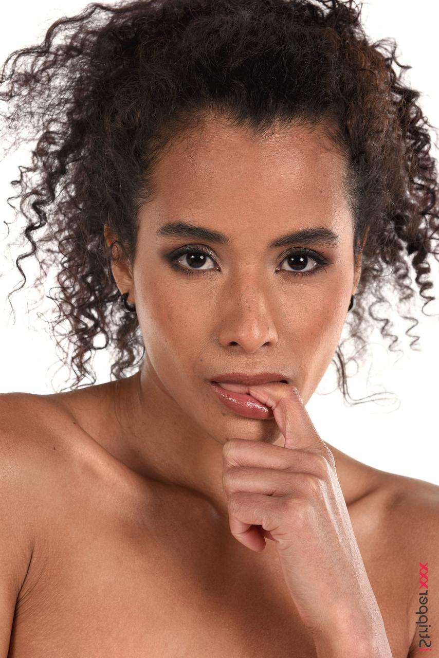 15P A garota latina solo Mia Nix liberta seu corpo magro antes de foder com o dedo
