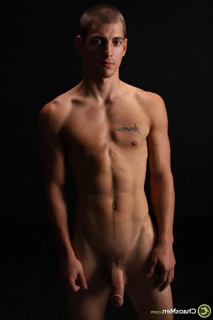 20P O boxeador gay excitado Dominick mostra seu grande pau duro e posa em uma cama