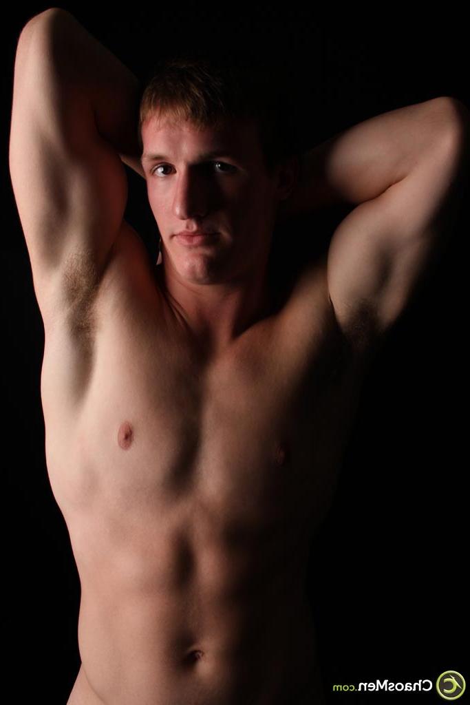 20P O musculoso modelo gay Deryck Campbell posa nu e se masturba em um solo