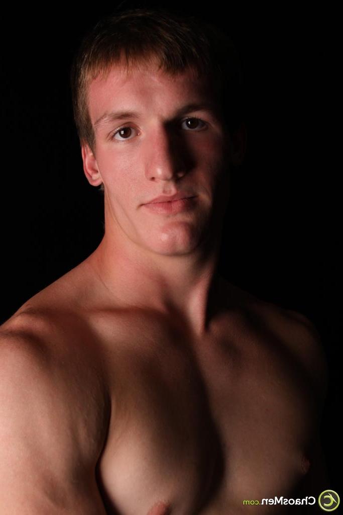 20P O musculoso modelo gay Deryck Campbell posa nu e se masturba em um solo