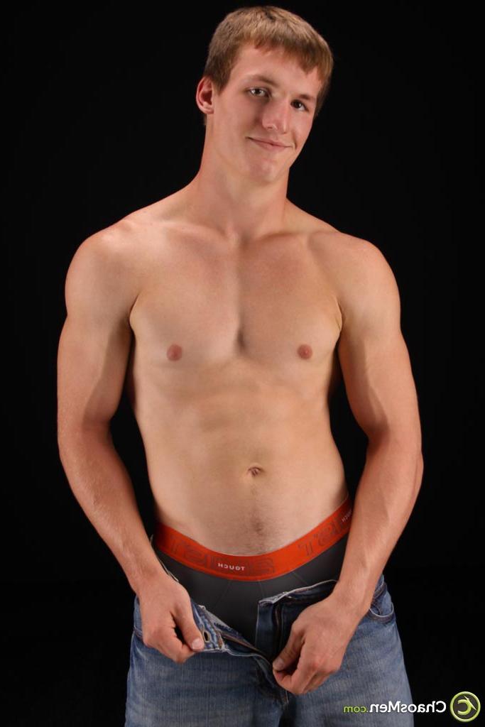 20P O musculoso modelo gay Deryck Campbell posa nu e se masturba em um solo