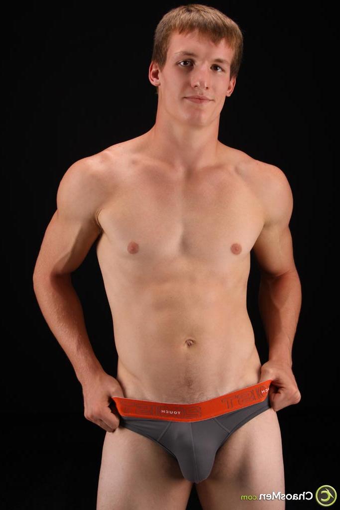 20P O musculoso modelo gay Deryck Campbell posa nu e se masturba em um solo