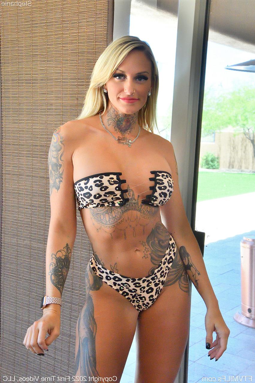 15P Die tätowierte Blondine mit Piercings Stephanie spielt nackt mit ihrer rasierten Muschi