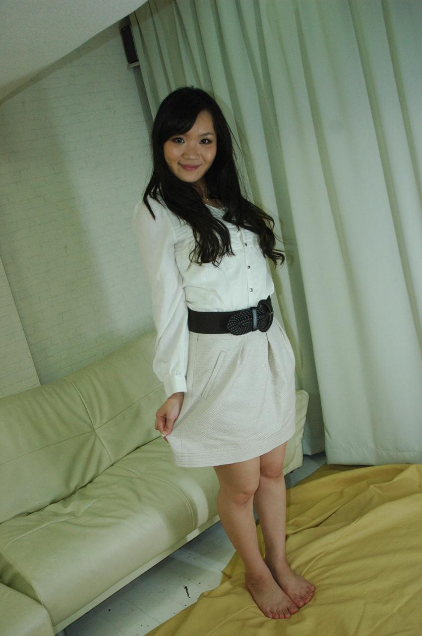 20P Une japonaise montre ses seins parfaits et sa chatte poilue dans un strip-tease sexy