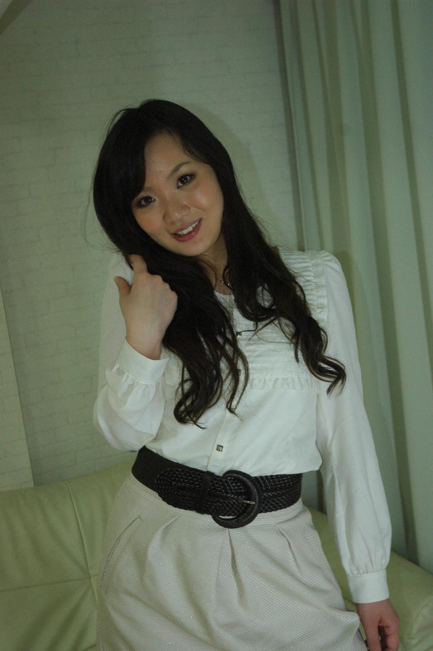 20P Une japonaise montre ses seins parfaits et sa chatte poilue dans un strip-tease sexy