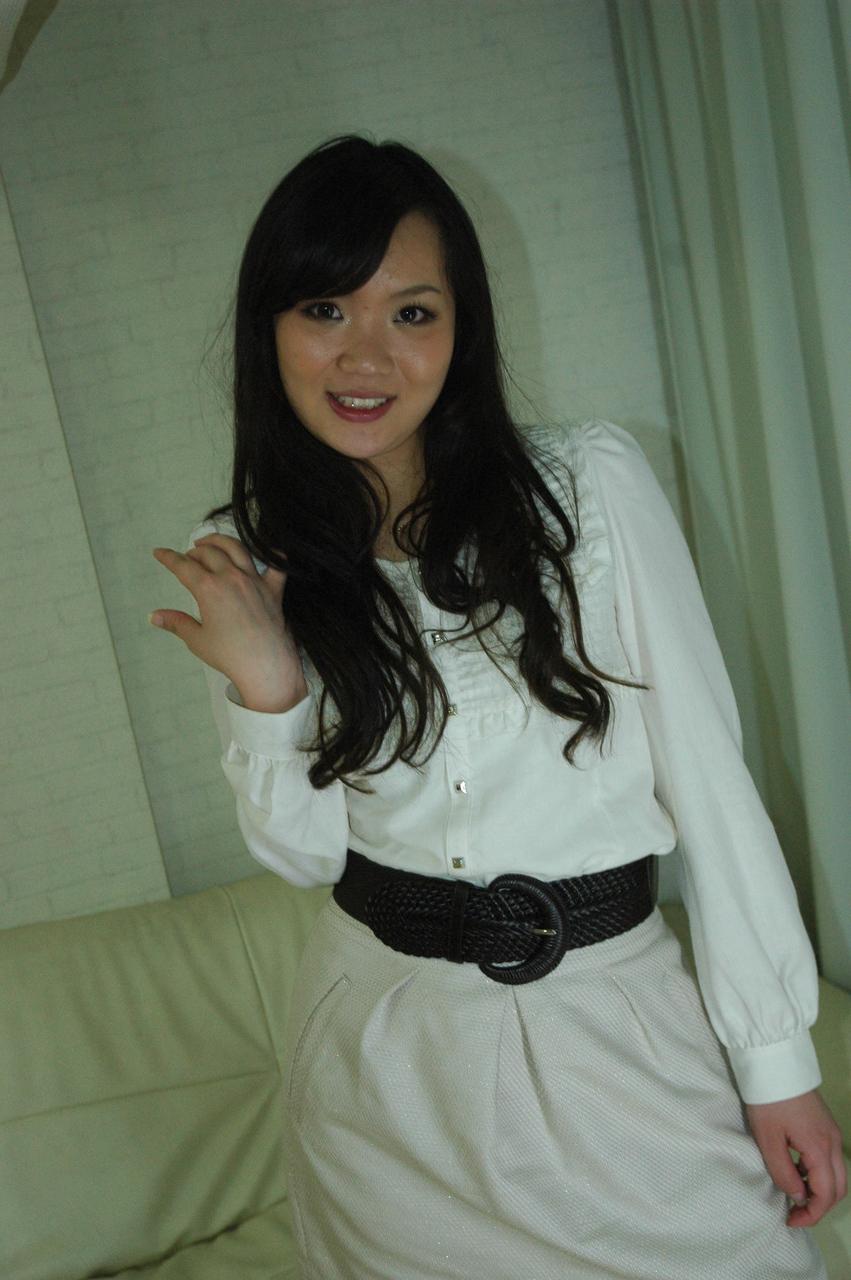20P Une japonaise montre ses seins parfaits et sa chatte poilue dans un strip-tease sexy