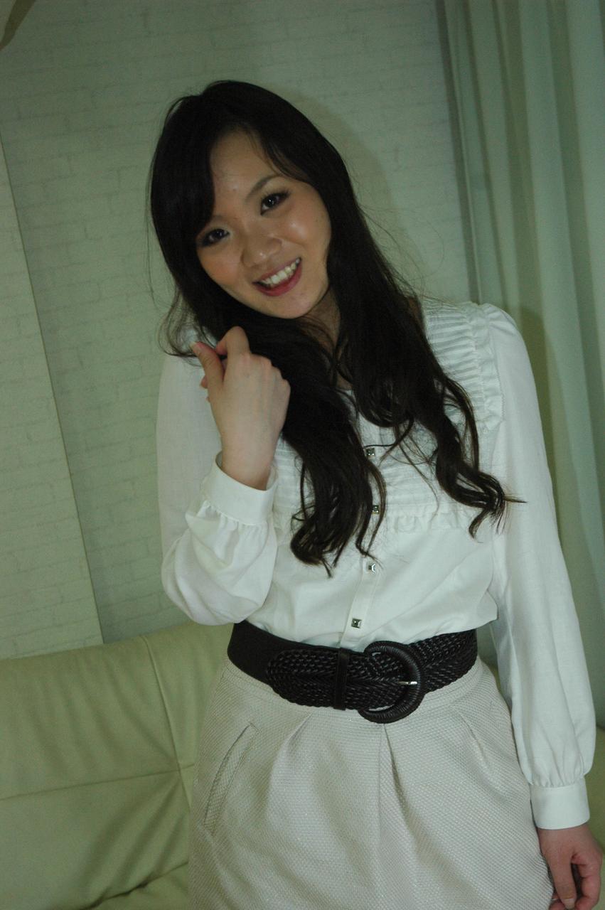 20P Une japonaise montre ses seins parfaits et sa chatte poilue dans un strip-tease sexy