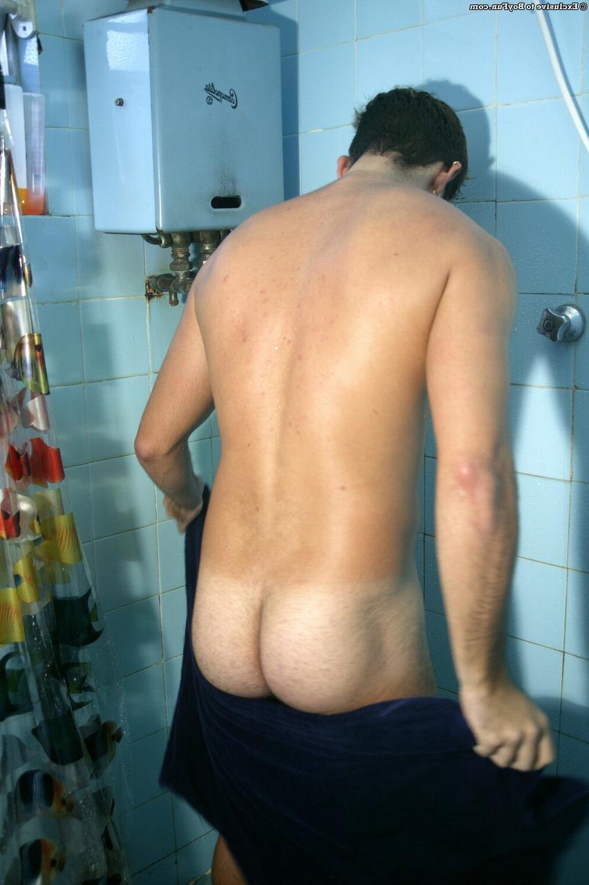 20P El lindo rubio gay Wallace se quita la ropa y se masturba hasta el orgasmo