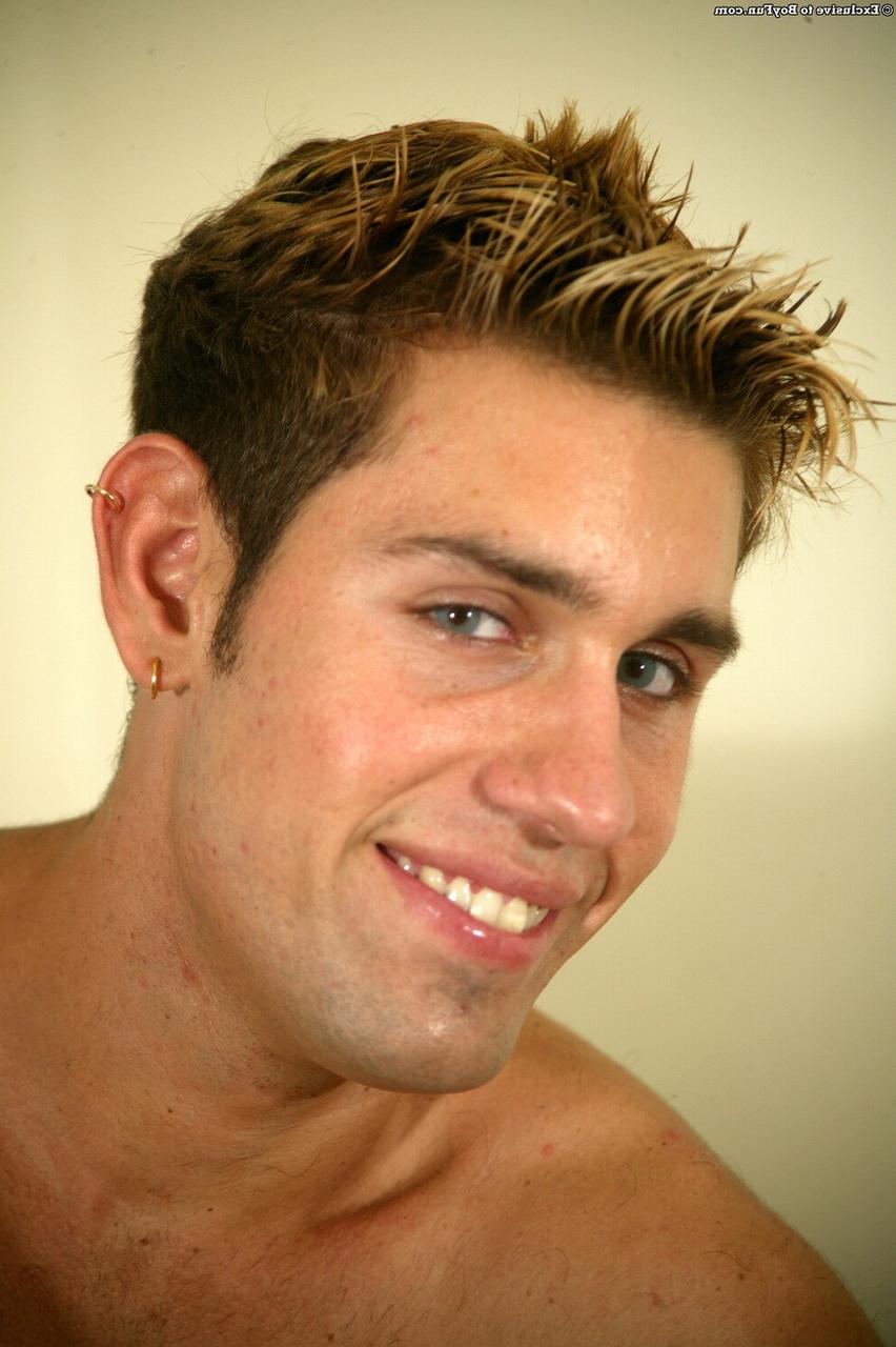 20P El lindo rubio gay Wallace se quita la ropa y se masturba hasta el orgasmo