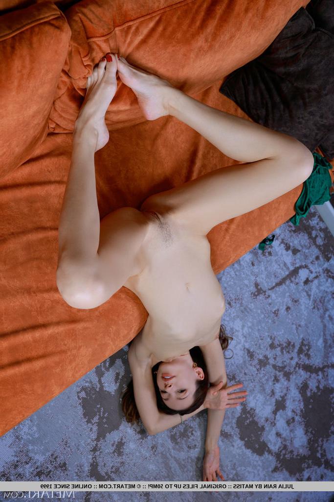 18P La douce jeune Julia Rain se débarrasse de son soutien-gorge et de ses sous-vêtements pour poser nue.