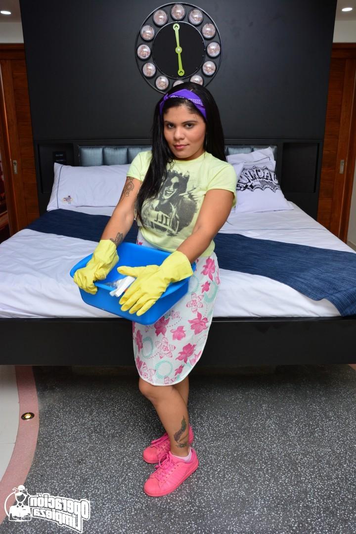 20P Tattooed Colombian cleaning lady with big boobs gives a blowjob before fucking