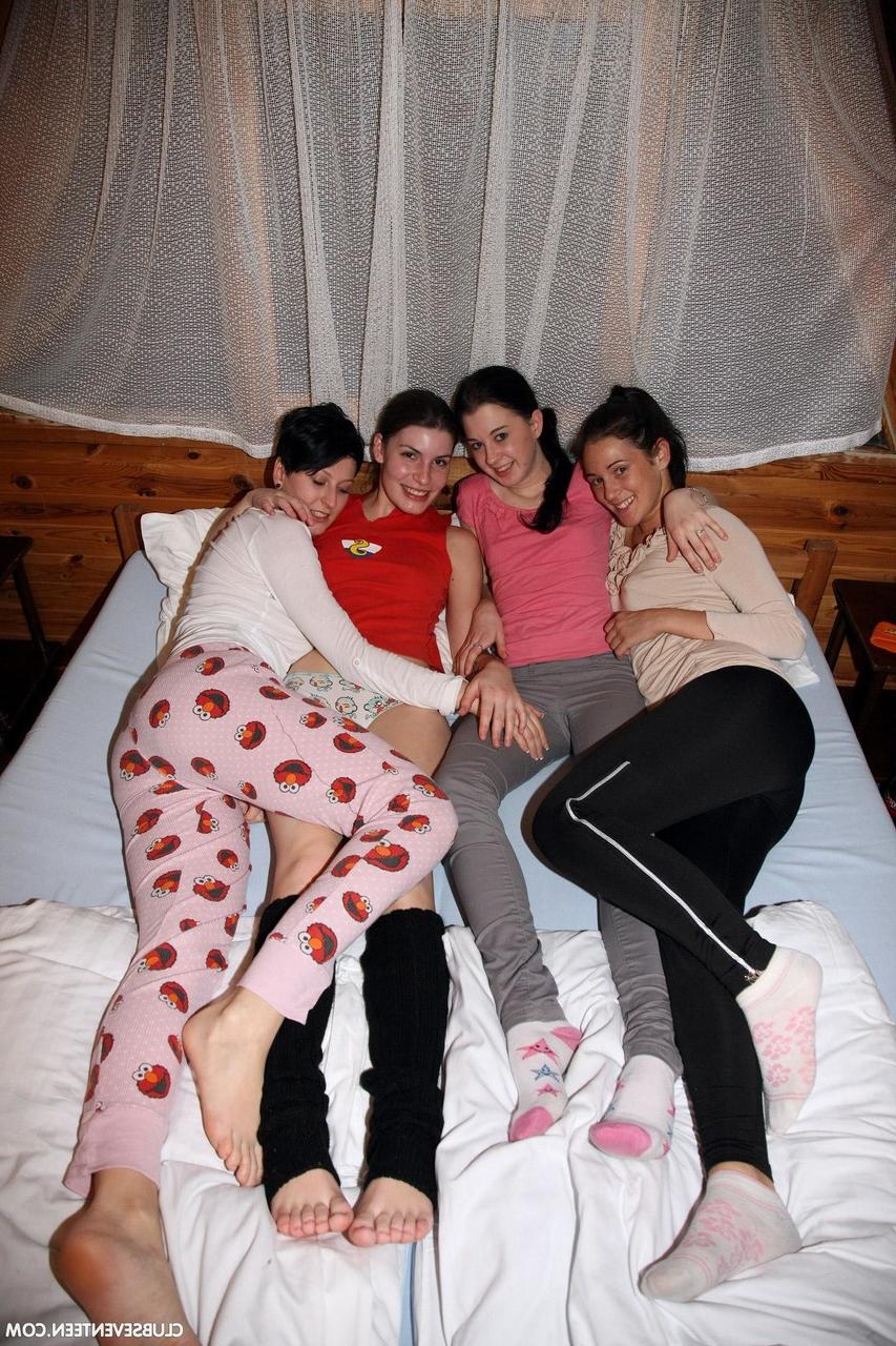 20P Lésbicas Linda O, Betty K, Nicoletta H e Lilly P tiram e transam depois de esquiar