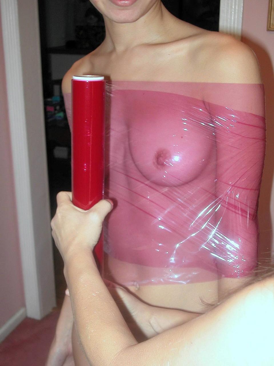 20P Die reife lesbische Füchsin spielt mit einem Dildo in der beschnittenen Muschi ihrer unterwürfigen Freundin