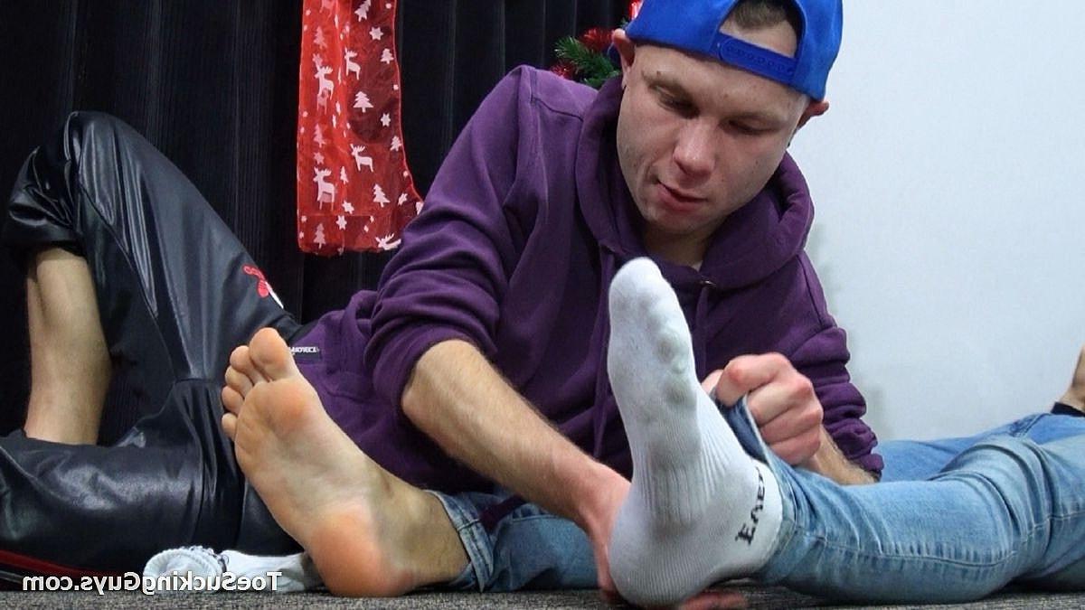20P Cute twinks Gizzy & Tristan give each other a footjob before having anal sex