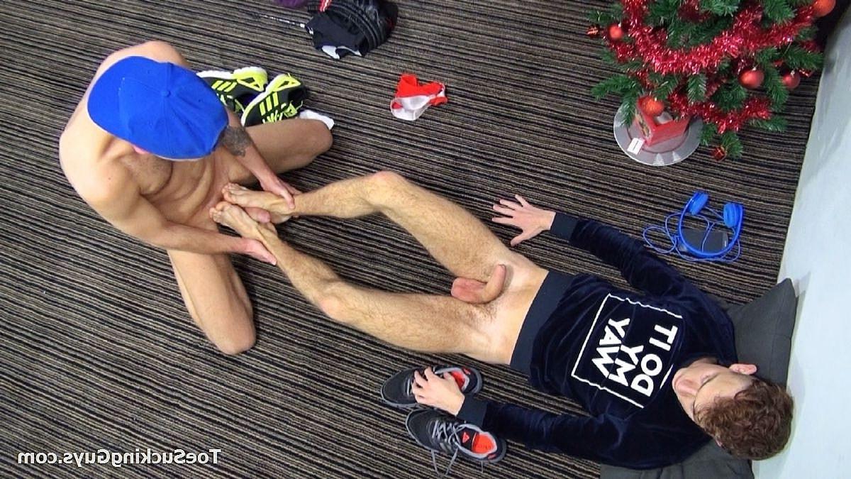 20P Cute twinks Gizzy & Tristan give each other a footjob before having anal sex