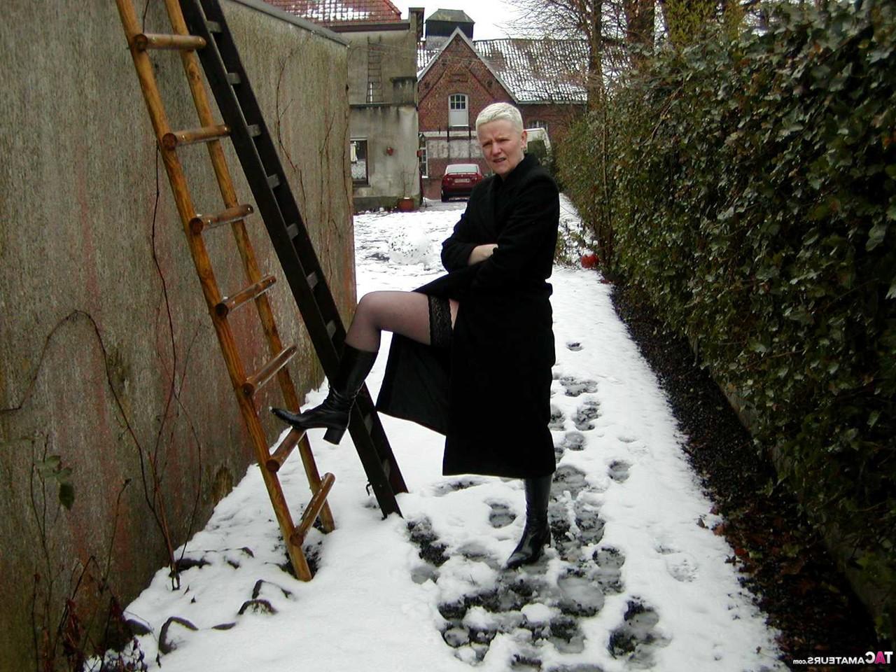 16P Eine ältere blonde Frau von Tiffany Pearl zieht sich an einem Wintertag in Strümpfen aus