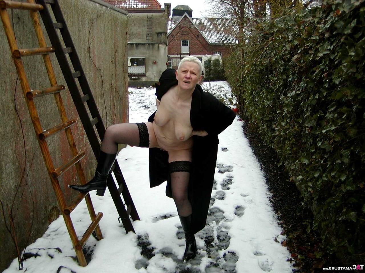 16P Eine ältere blonde Frau von Tiffany Pearl zieht sich an einem Wintertag in Strümpfen aus