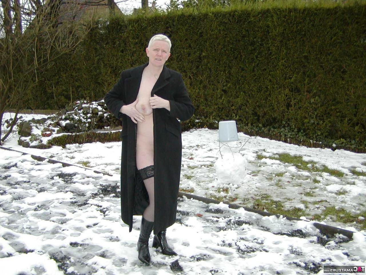 16P Eine ältere blonde Frau von Tiffany Pearl zieht sich an einem Wintertag in Strümpfen aus