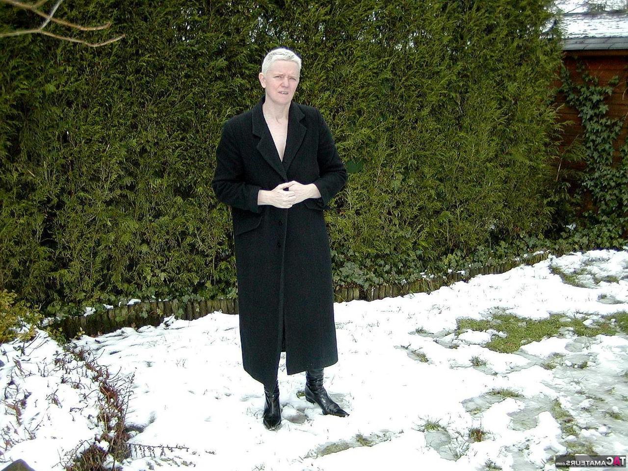 16P Eine ältere blonde Frau von Tiffany Pearl zieht sich an einem Wintertag in Strümpfen aus