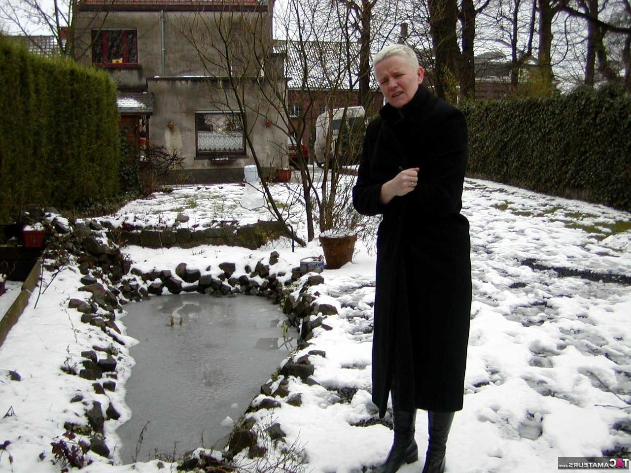 16P Eine ältere blonde Frau von Tiffany Pearl zieht sich an einem Wintertag in Strümpfen aus