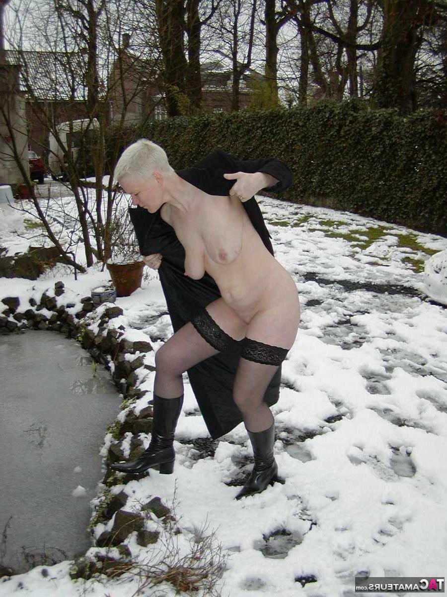 16P Eine ältere blonde Frau von Tiffany Pearl zieht sich an einem Wintertag in Strümpfen aus
