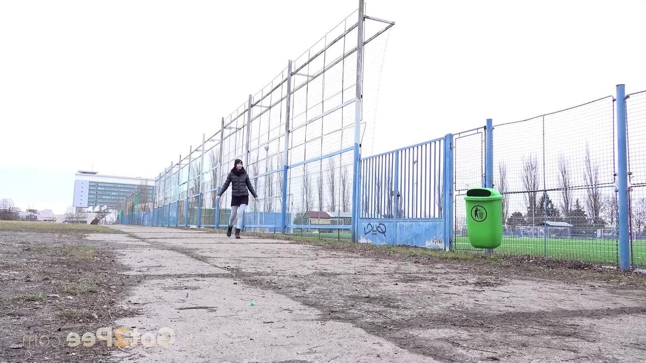 15P A garota branca Mistica mija perto de uma cerca em um local público