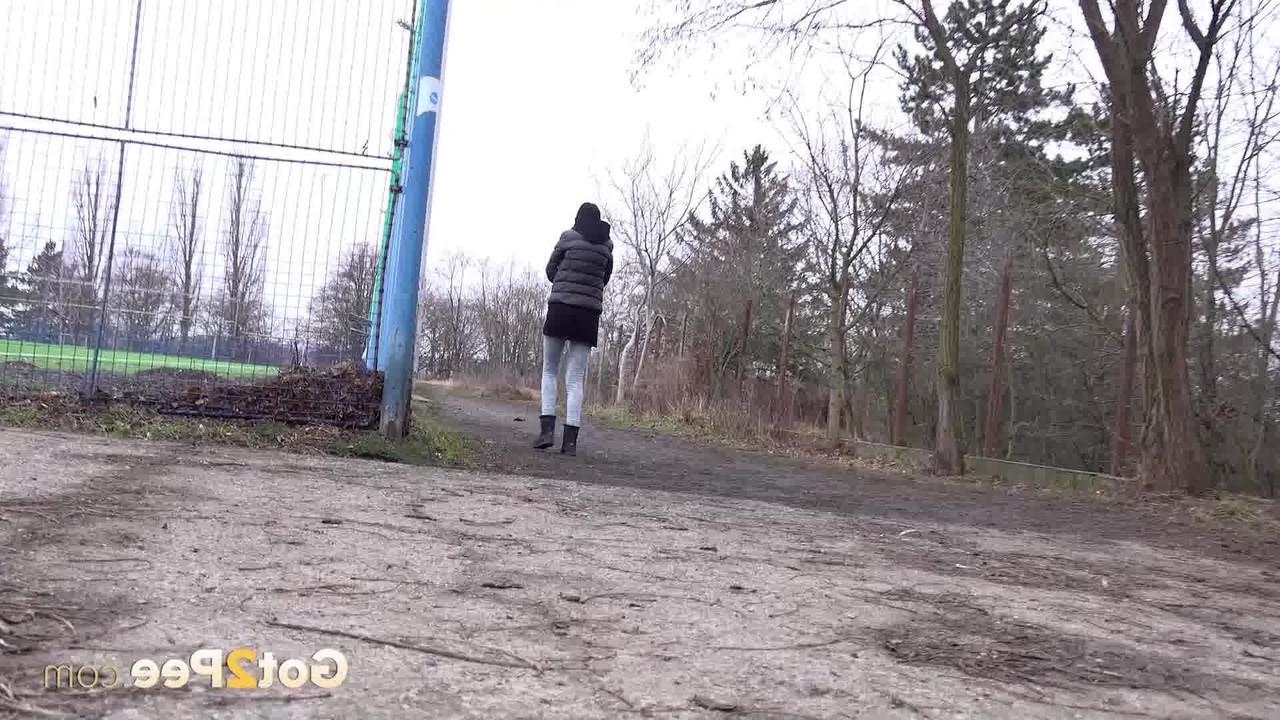 15P A garota branca Mistica mija perto de uma cerca em um local público