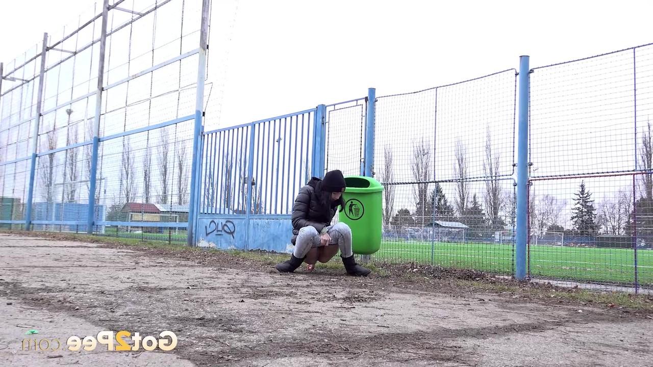 15P A garota branca Mistica mija perto de uma cerca em um local público