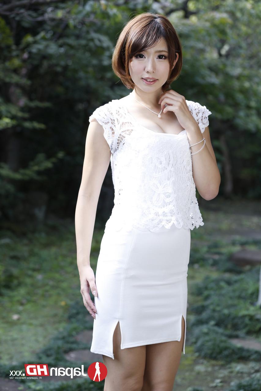 20P Maravilhosa senhora japonesa Seira Matsuoka posando em seu uniforme branco ao ar livre