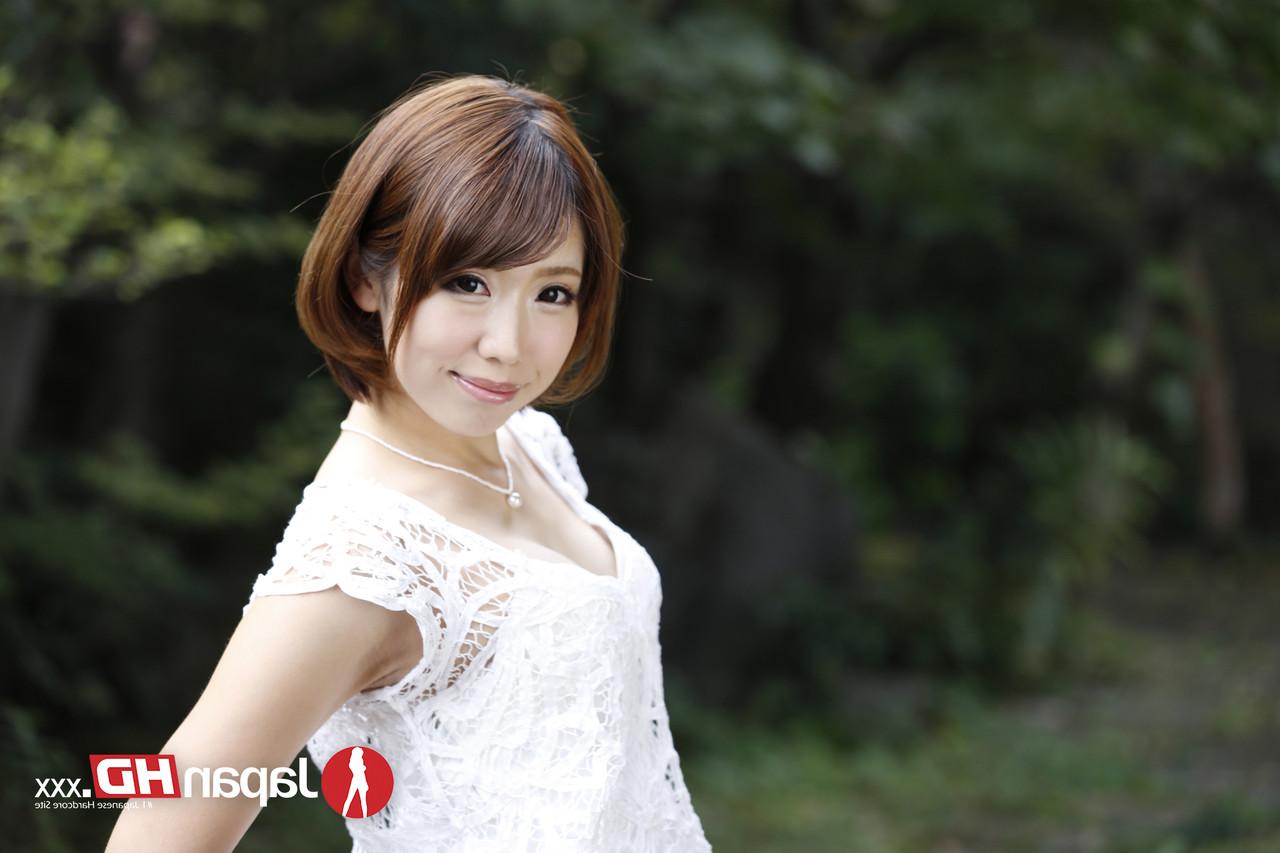 20P Maravilhosa senhora japonesa Seira Matsuoka posando em seu uniforme branco ao ar livre