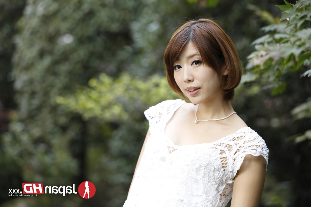 20P Maravilhosa senhora japonesa Seira Matsuoka posando em seu uniforme branco ao ar livre