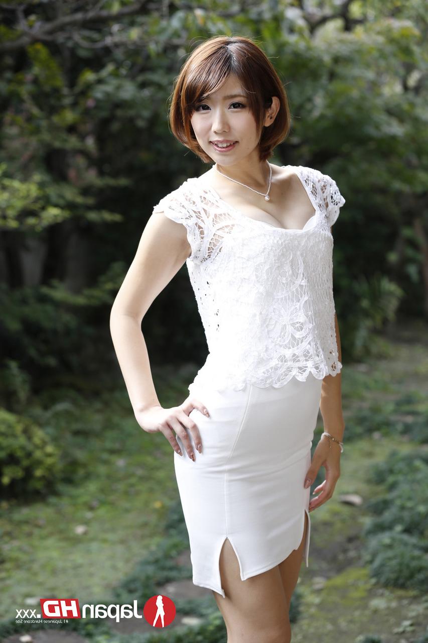 20P Maravilhosa senhora japonesa Seira Matsuoka posando em seu uniforme branco ao ar livre