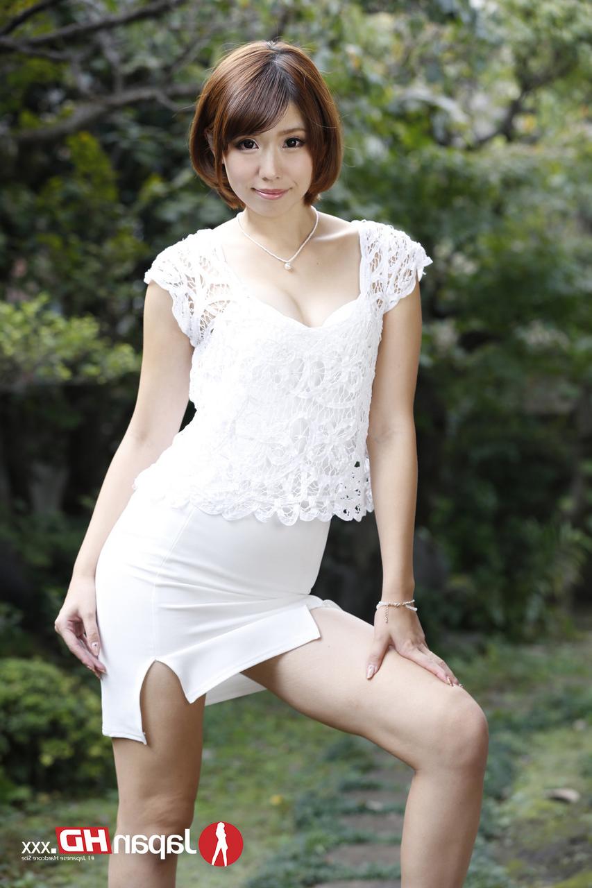 20P Maravilhosa senhora japonesa Seira Matsuoka posando em seu uniforme branco ao ar livre