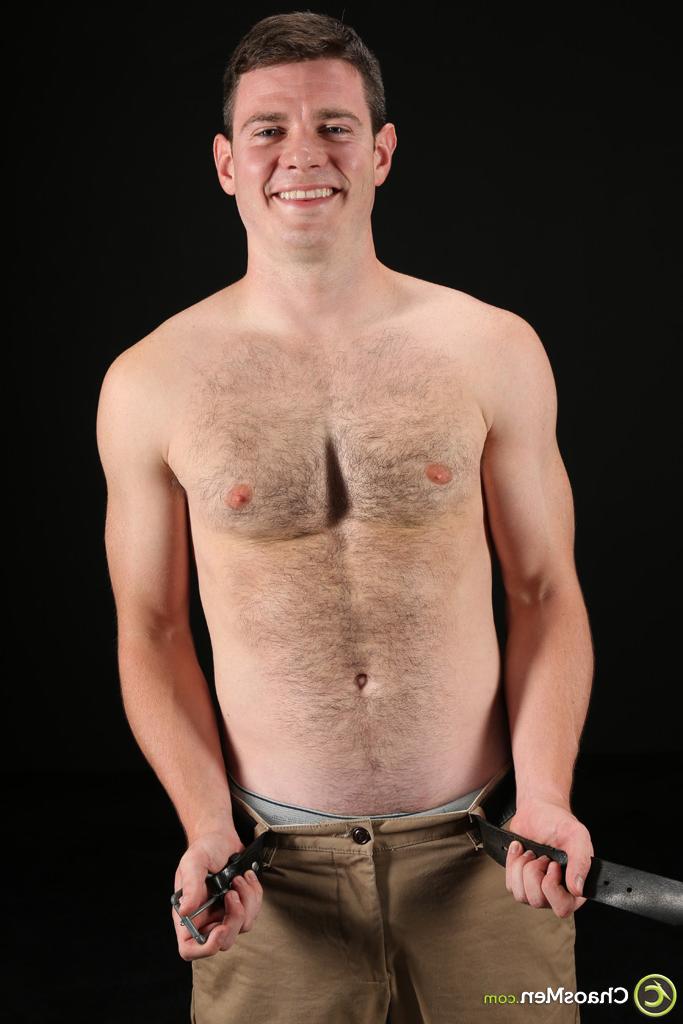 20P La brune gay poilue Avery exhibe son corps poilu et sa grosse bite en solo