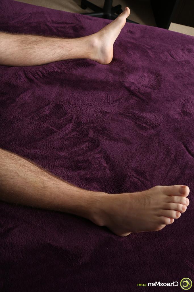20P La brune gay poilue Avery exhibe son corps poilu et sa grosse bite en solo