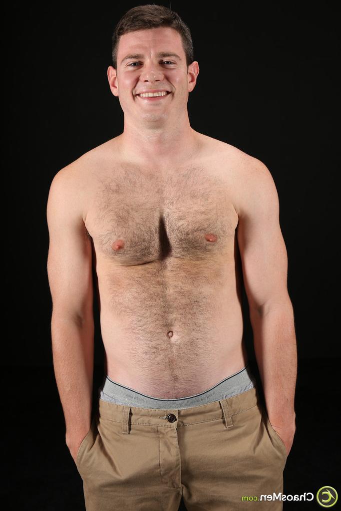 20P La brune gay poilue Avery exhibe son corps poilu et sa grosse bite en solo