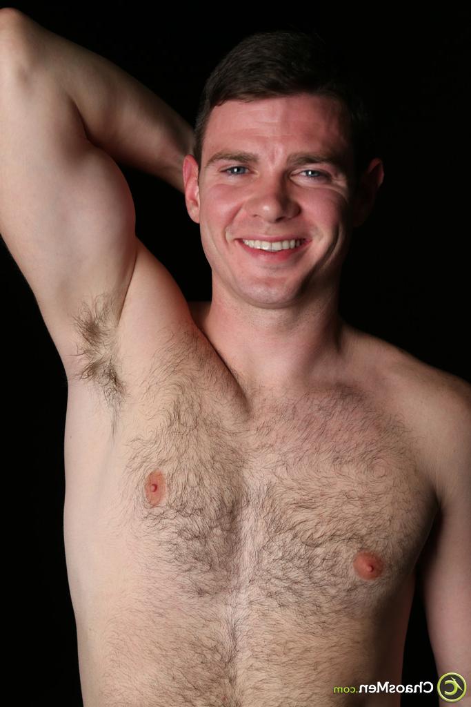20P La brune gay poilue Avery exhibe son corps poilu et sa grosse bite en solo