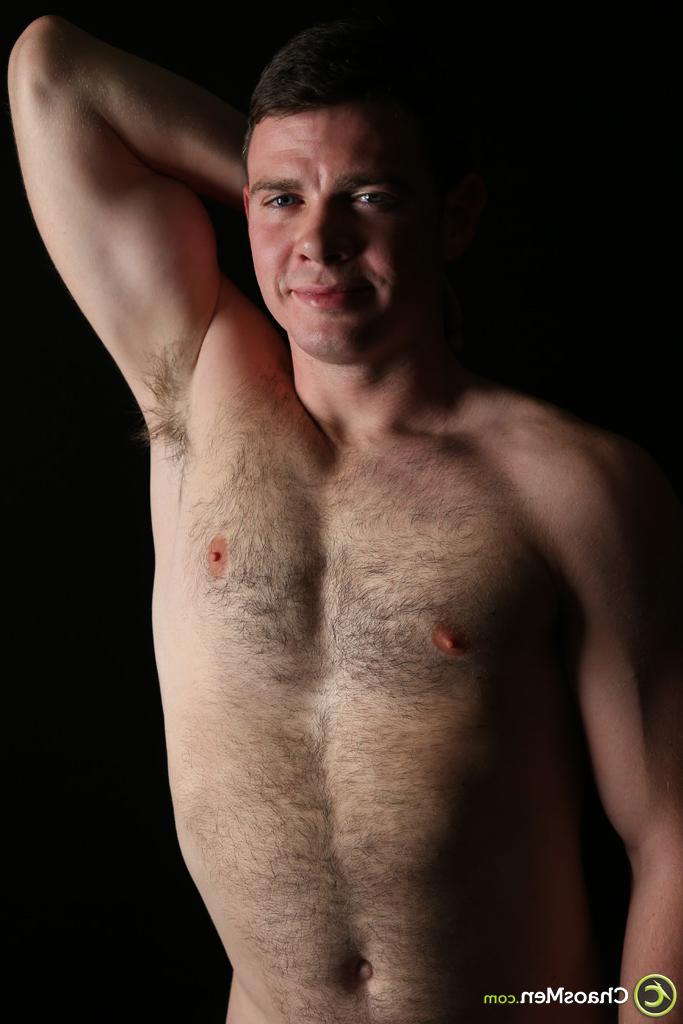 20P La brune gay poilue Avery exhibe son corps poilu et sa grosse bite en solo