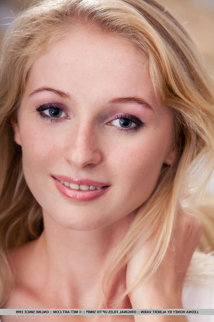 18P Die zierliche blonde Teenagerin Leona Honey zeigt selbstbewusst ihre kahle Muschi auf einem Stuhl