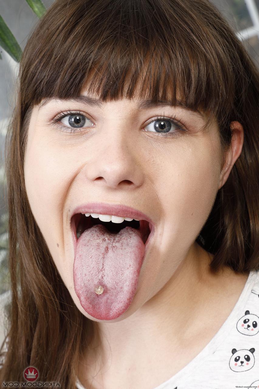 20P Die französische Teenagerin Luna Rival zeigt ihre pelzige Muschi und ihren großen Arsch aus nächster Nähe