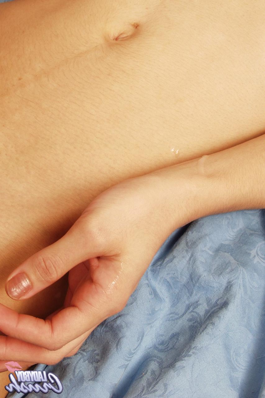 17P La guapa transexual asiática Nan revela sus grandes tetas perfectas y su gran erección en su cama