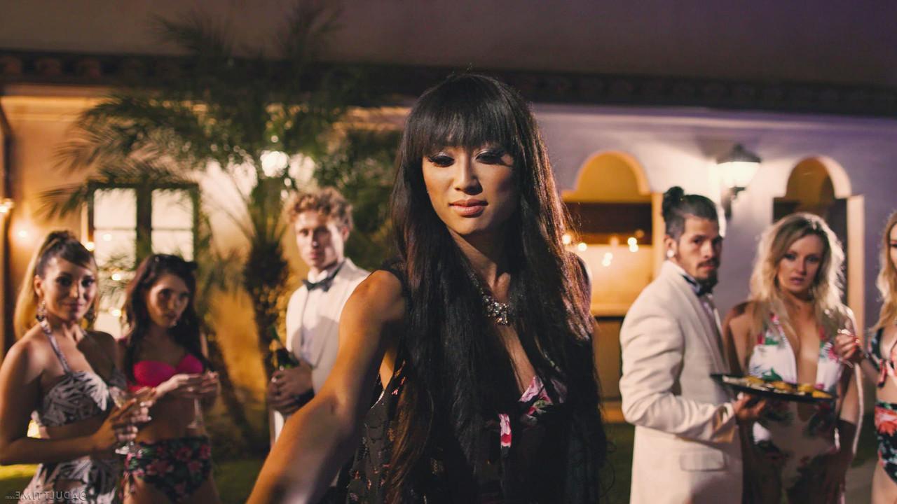 20P Fumar loira gostosa MILF Cherie DeVille é fodida por uma travesti asiática peituda
