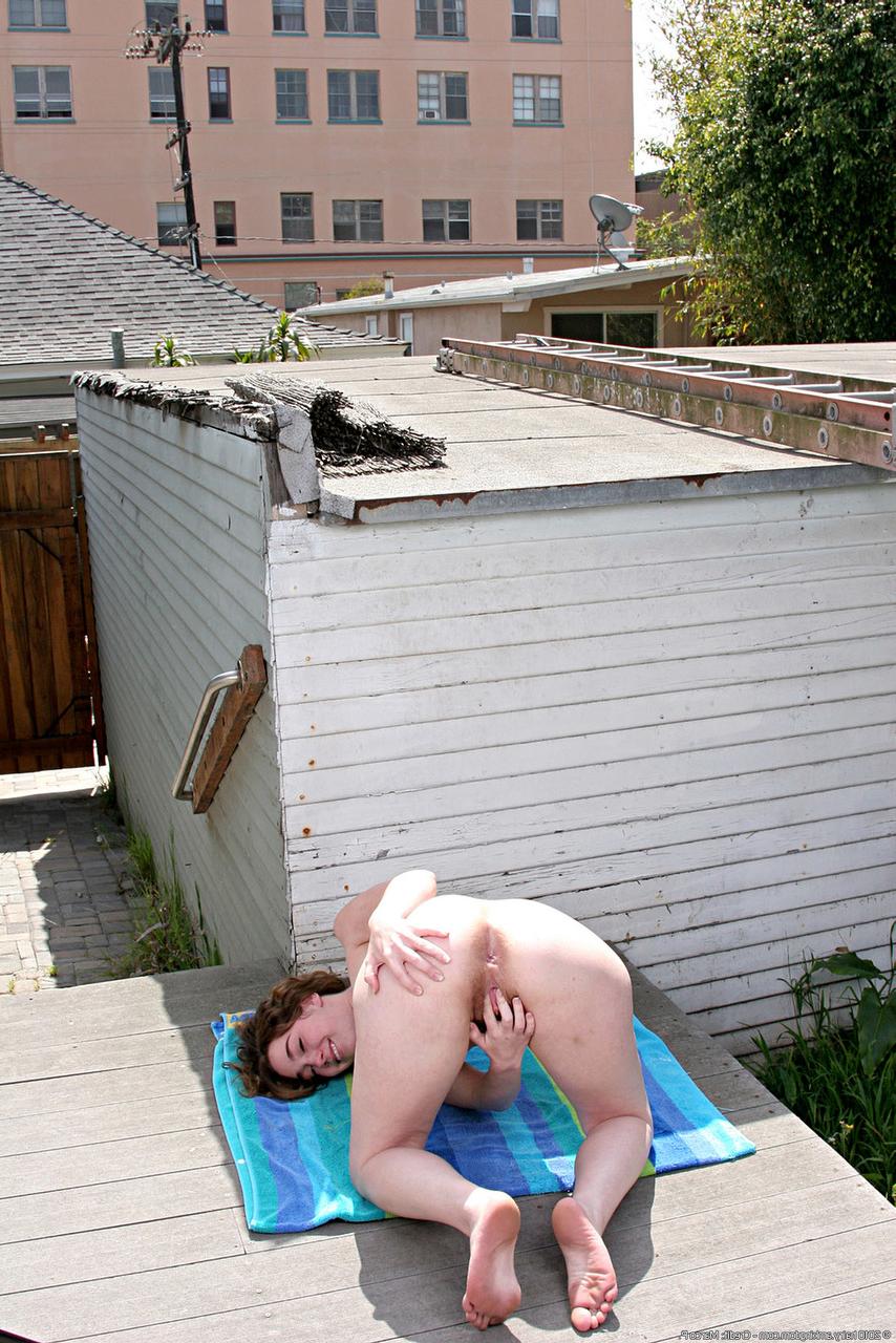 20P Die freche Amateurin Sammy Grand zeigt beim Pissen ihre haarige Muschi