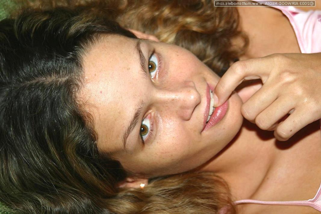 16P La adolescente amateur Princess descubre sus tetas antes de mostrar el rosa de su coño