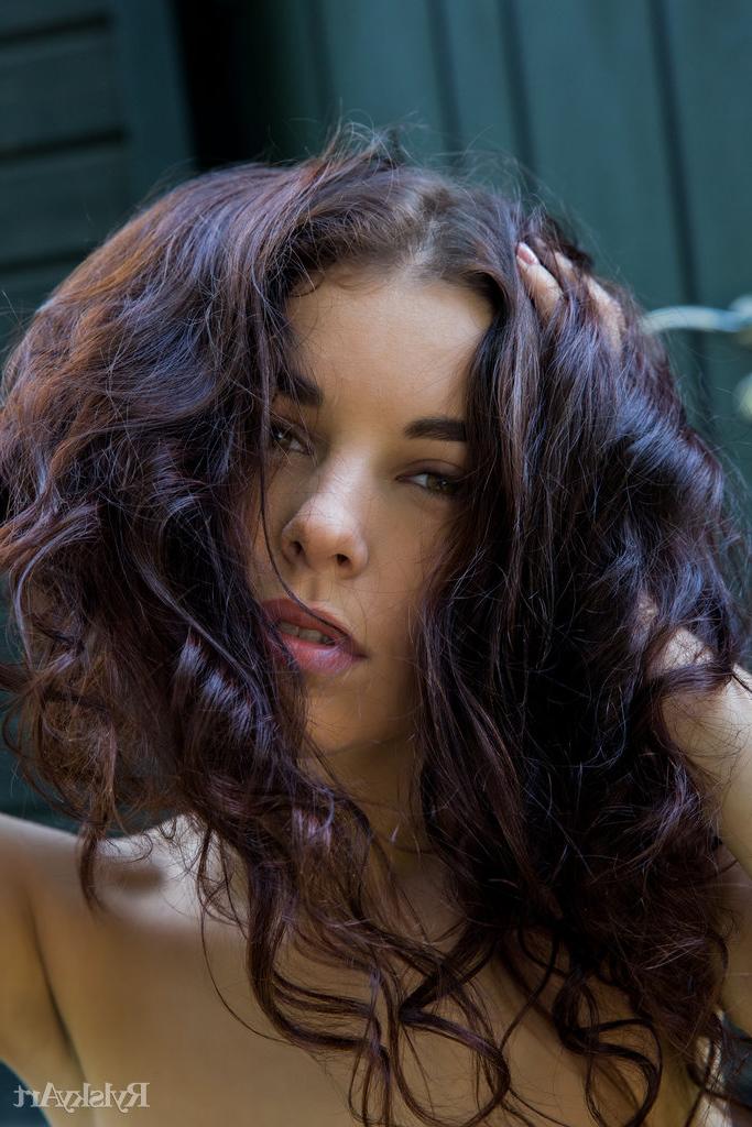 16P A linda adolescente Evita Lima modela totalmente nua nos degraus do quintal