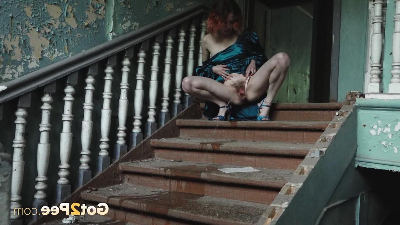 15P La rousse Jeanna soulève sa robe pour pisser dans un escalier.