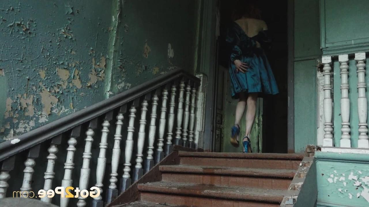 15P La rousse Jeanna soulève sa robe pour pisser dans un escalier.