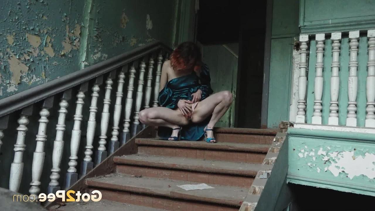 15P La rousse Jeanna soulève sa robe pour pisser dans un escalier.