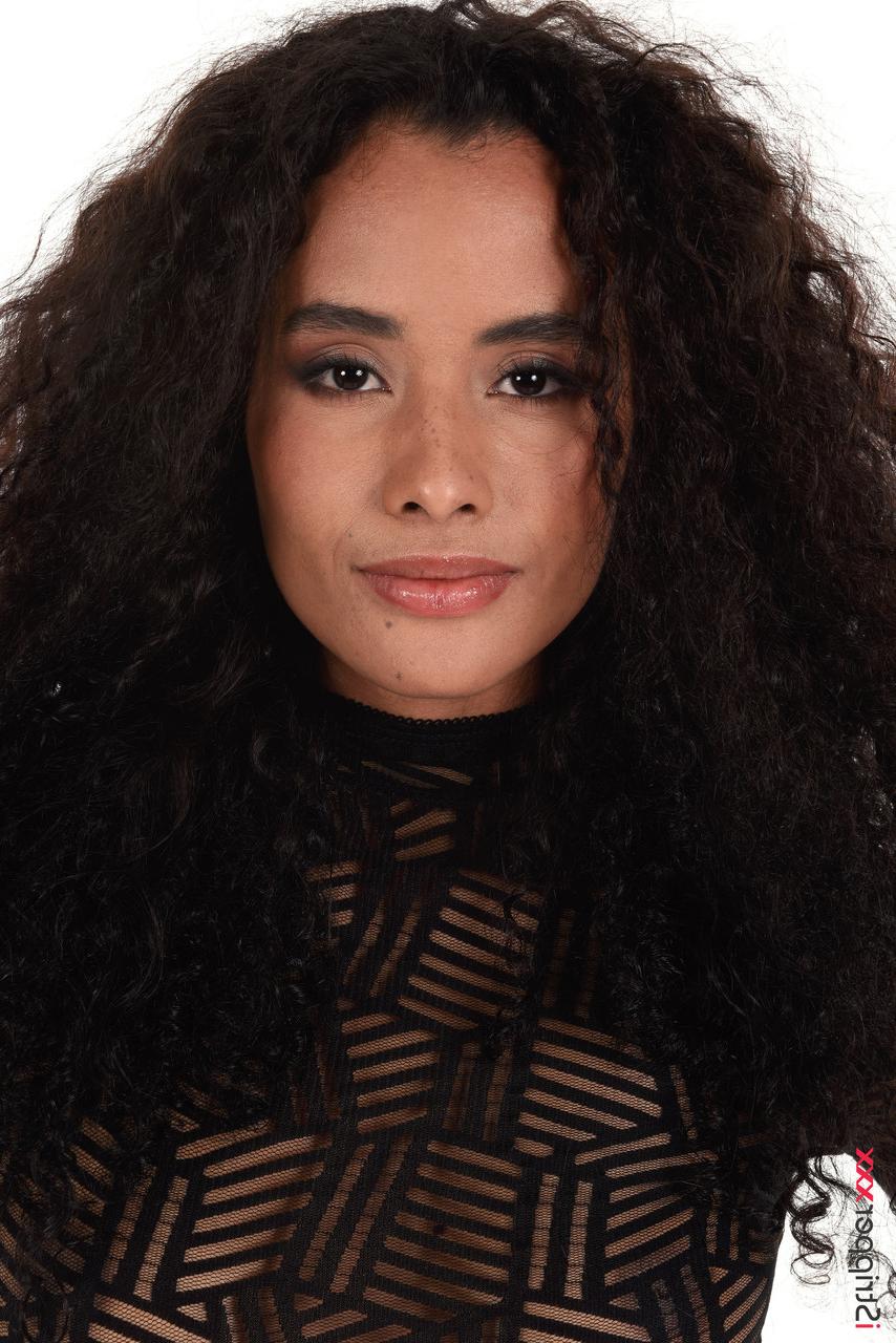 15P Chica sexy con cabello permanente Mia Nix se masturba con juguetes sexuales en tacones altos